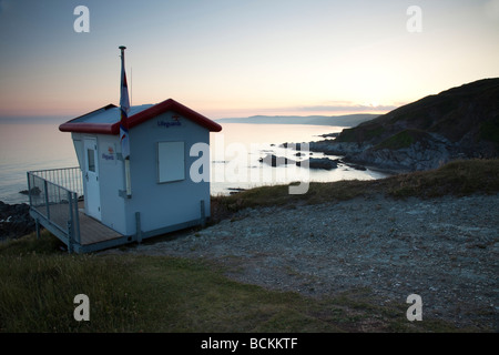 L'Institut National Royal de la RNLI Liveboat lookout cabin, Sharrow Point, Cornwall, UK Banque D'Images