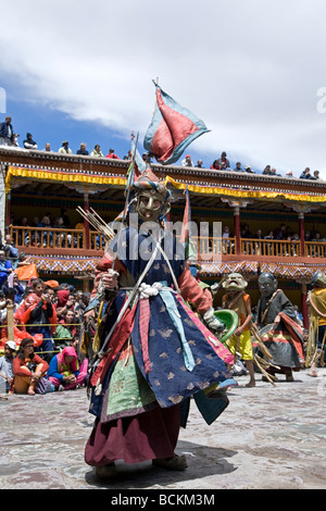 Les moines bouddhistes danse avec costumes traditionnels. Festival Hemis Gompa. Ladakh. L'Inde Banque D'Images