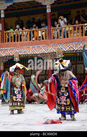 Les moines bouddhistes danse avec costumes traditionnels. Festival Hemis Gompa. Ladakh. L'Inde Banque D'Images