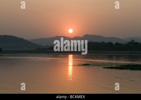 Coucher de soleil sur le lac Pichola Banque D'Images