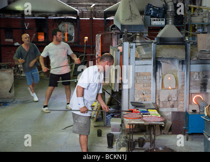 Venise - l'île de Murano, des souffleurs à travailler dans une usine Banque D'Images