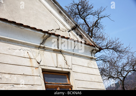 De graves dommages à la construction d'une maison gable Banque D'Images