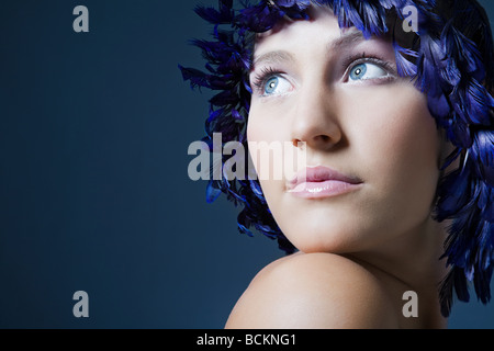 Fille avec une coiffure de plumes Banque D'Images