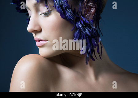 Fille avec une coiffure de plumes Banque D'Images