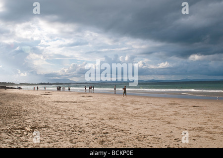 Les gens qui marchent sur la plage de Byron Bay en Australie Banque D'Images