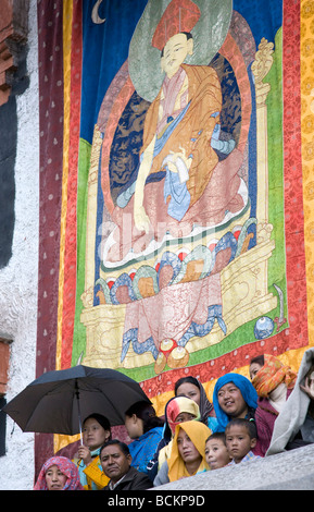 Thangka de gros et les spectateurs. Festival Hemis Gompa. Ladakh. L'Inde Banque D'Images