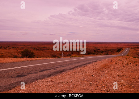 Road en passant par Mundi Mundi Plain , Australie Banque D'Images