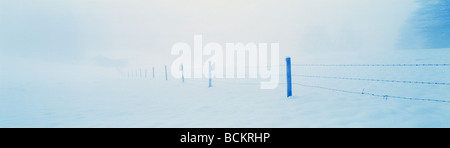 Clôture en paysage couvert de neige, vue panoramique Banque D'Images