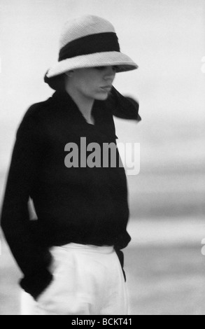 Woman wearing hat, b&w Banque D'Images