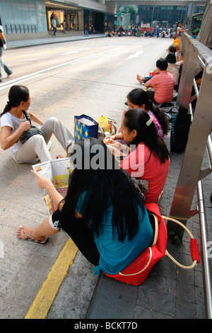 Chine Hong Kong Philippines Dimanche et d'autres serviteurs domestiques d'Asie du Sud Est dans le centre de quartier comme une colonie Philipines Banque D'Images