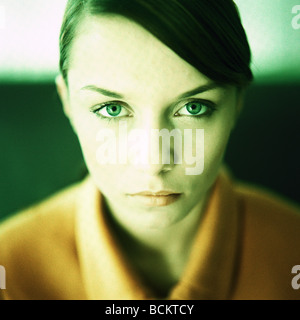 Woman looking at camera, portrait Banque D'Images