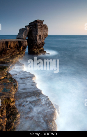 Crépuscule à Pulpit Rock sur l'Île de Portland, près de South Weymouth Dorset South West England UK Banque D'Images