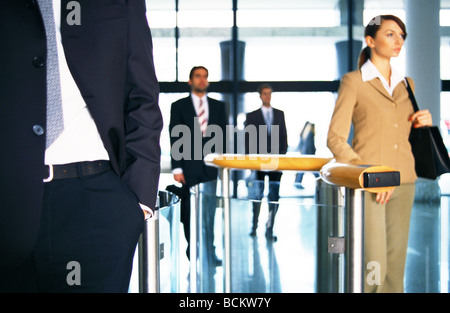 Business people walking in office lobby Banque D'Images