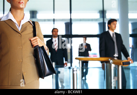 Business people walking in office lobby Banque D'Images