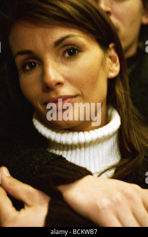 Femme avec l'homme bras autour d'elle, close-up Banque D'Images