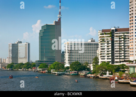 La Thaïlande. Une vue de l'impressionnant développement le long de la rivière Chao Phraya où de nombreux hôtel de tourisme 5 étoiles sont situés. Banque D'Images