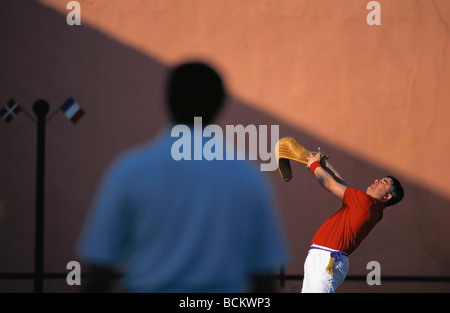 Les hommes jouant la pelota Banque D'Images