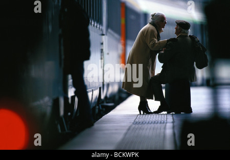 Deux personnes âgées on train platform Banque D'Images