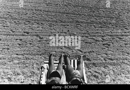 Deux femmes de soleil, partie inférieure, high angle view, b&w Banque D'Images