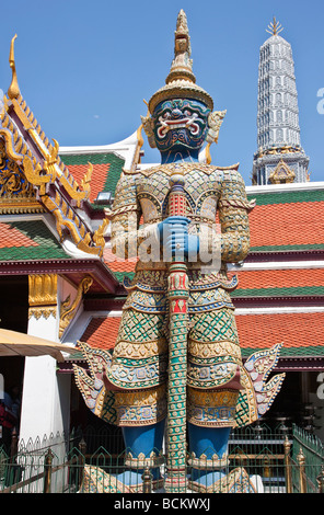 La Thaïlande. Un géant mythologique (yak) monte la garde dans le Roi de Thaïlande s Royal Grand Palace complexe à Bangkok. Banque D'Images