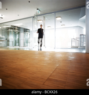 Businessman venant par la porte Banque D'Images