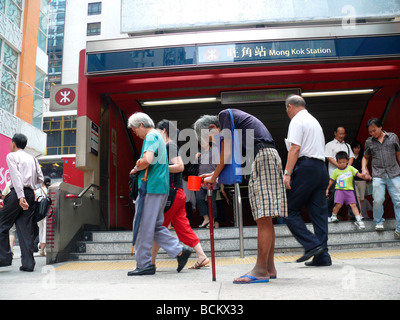 Chine Hong Kong Scène de rue d'entrée du métro Mong Kok Banque D'Images