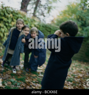 Boy taking photo de groupe de filles Banque D'Images