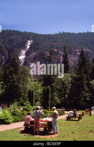 Les personnes ayant un pique-nique au parc provincial des chutes Shannon près de Squamish en Colombie-Britannique, Canada Banque D'Images