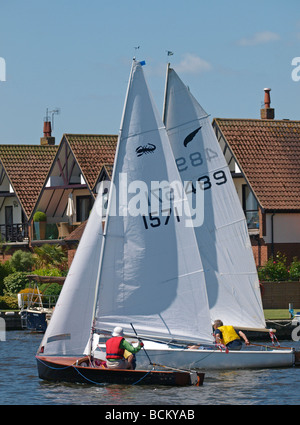 Rivière bure dans horning au début de la course annuelle de trois rivières, Norfolk Banque D'Images