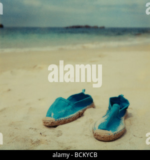 Chaussures sur la plage Banque D'Images