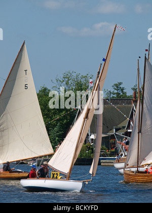 Rivière bure dans horning au début de la course annuelle de trois rivières, Norfolk Banque D'Images