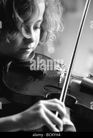 Girl playing violin Banque D'Images