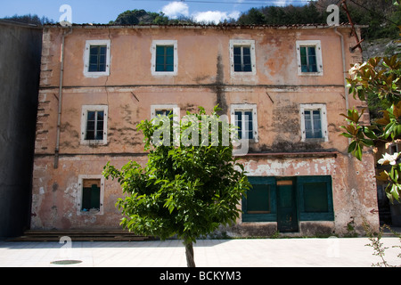 Bâtiment de la ville de Rijeka Crnojevica National du lac de Skadar au Monténégro Banque D'Images