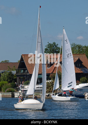 Rivière bure dans horning au début de la course annuelle de trois rivières, Norfolk Banque D'Images