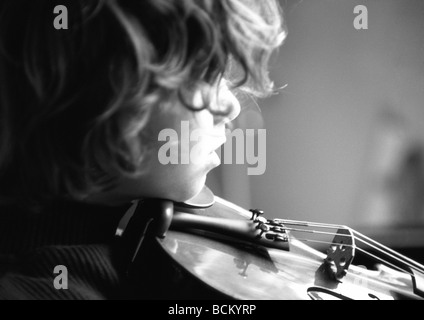 Girl playing violin Banque D'Images