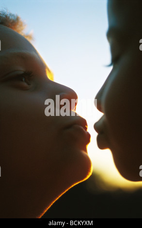 Deux enfants à propos d'embrasser, extreme close-up Banque D'Images