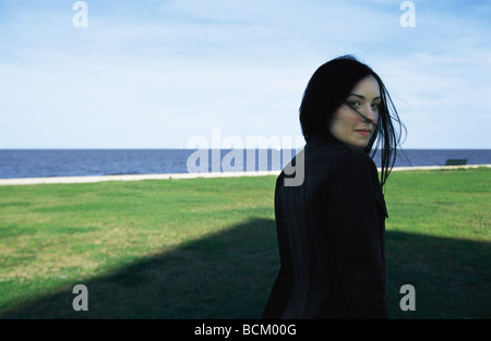 Woman looking over Shoulder de Seaside Park Banque D'Images