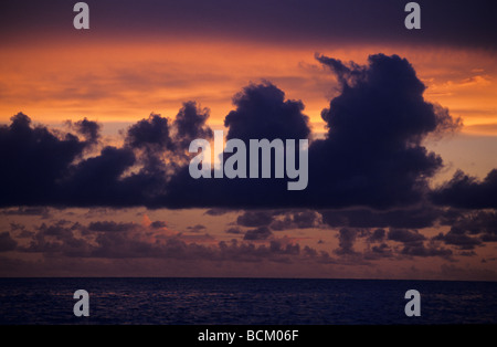 Ciel coucher de soleil tropical, la mer des Caraïbes, l'île de Bayahibe, la République Dominicaine Banque D'Images