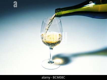 Verser le verre de vin blanc Banque D'Images