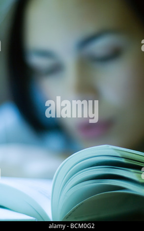 Woman Reading book, se concentrer sur des pages en premier plan Banque D'Images