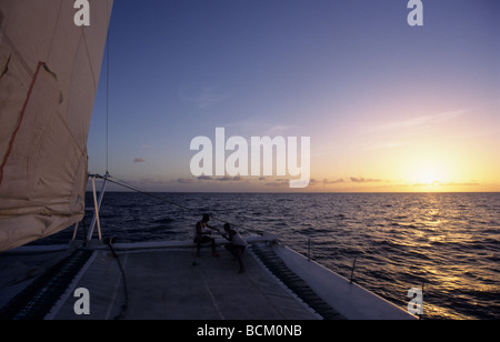 Coucher du soleil en catamaran bateau. Mer des Caraïbes, l'île de Bayahibe, la République Dominicaine Banque D'Images