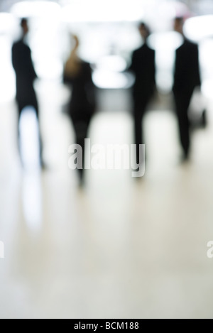 Business people standing in hall, pleine longueur, defocused Banque D'Images