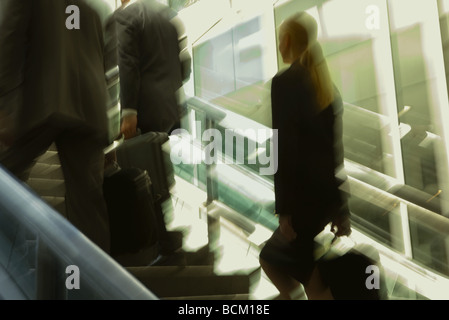 Les gens d'affaires en montant un escalier, blurred motion Banque D'Images