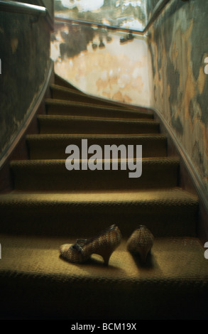 High heels en escalier avec peinture écaillée sur les murs, defocused Banque D'Images