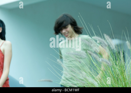 Teenage boy and girl walking outdoors, portrait Banque D'Images