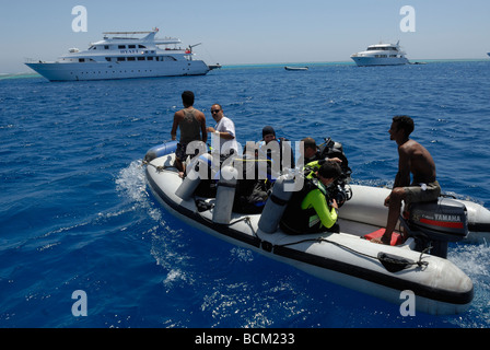 Groupe de plongeurs pour aller plonger avec un bateau gonflable Banque D'Images