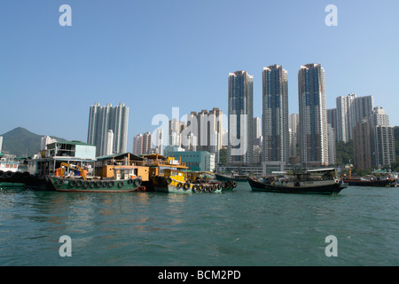 Chine Hong Kong Aberdeen Harbour avec Ap Lei Chau vacances à l'arrière Banque D'Images