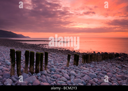 Épi en bois sur Bossington les défenses maritimes plage au coucher du soleil Parc National d'Exmoor Somerset Angleterre Mai 2008 Banque D'Images