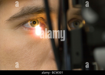 Homme patient en cours d'examen de la vue, extreme close-up Banque D'Images