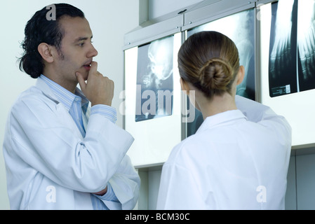 Medical colleagues discussing x-rays on lightbox Banque D'Images